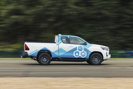 Innowacyjne prototypy aut z bezemisyjnymi napędami Toyoty. Pełen potencjał wielotorowej strategii koncernu