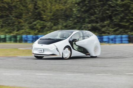 Innowacyjne prototypy aut z bezemisyjnymi napędami Toyoty. Pełen potencjał wielotorowej strategii koncernu