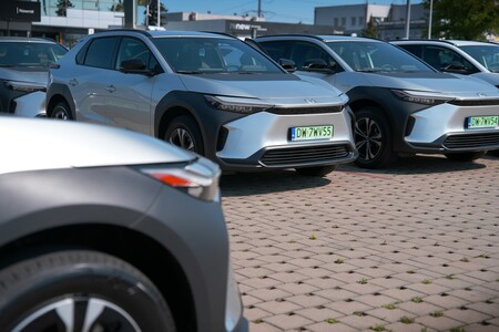 Aira Solutions Poland sp. z o.o. rozpoczyna budowę floty aut od elektrycznych Toyot bZ4X