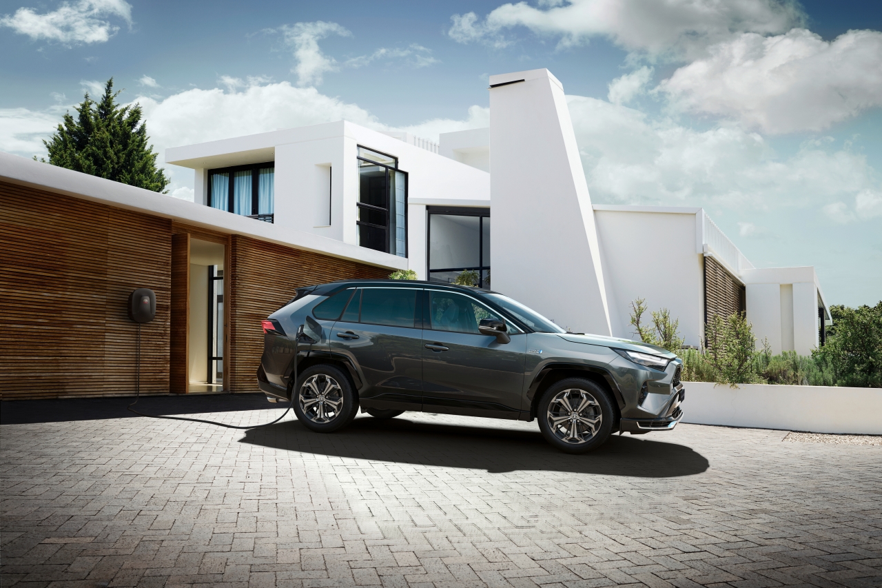 Hybrydy plug-in Toyoty od 168 900 zł. Duży zasięg w trybie EV i wysoka wydajność po rozładowaniu baterii