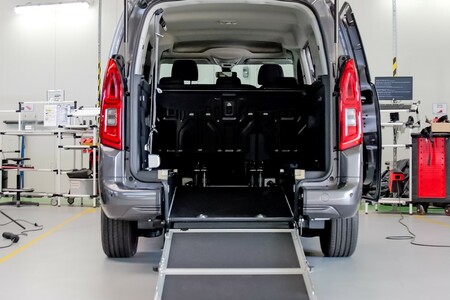 Toyota PROACE CITY Verso z zabudową do przewozu osób poruszających się na wózkach od 36 500 zł z maksymalnym dofinansowaniem PFRON