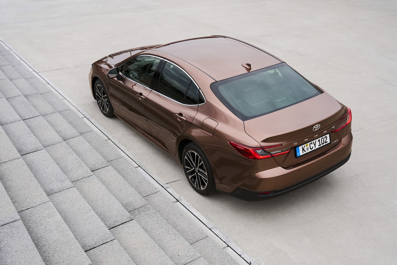 Nowa Toyota Camry. Komfortowa limuzyna z wydajną hybrydą piątej generacji