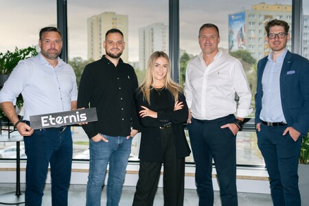 Hybrydowe Toyoty Corolle Sedan dołączają do floty firmy Eternis