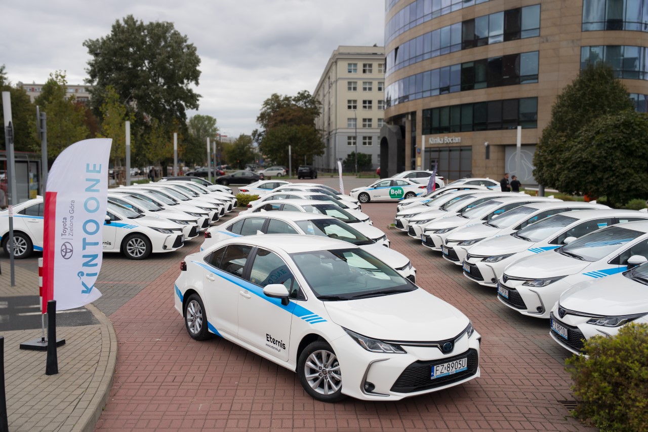 Hybrydowe Toyoty Corolle Sedan dołączają do floty firmy Eternis
