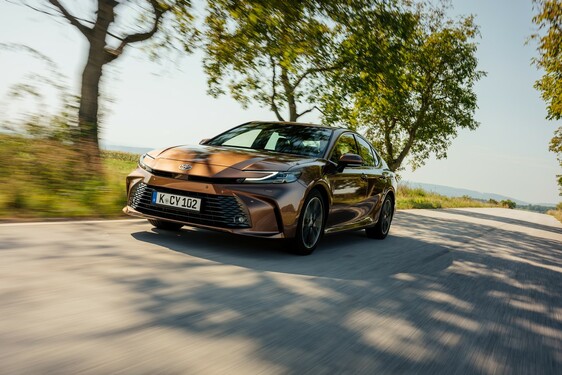 Ponad 2000 zamówień nowej Toyoty Camry. Duża popularność wyższych wersji wyposażenia