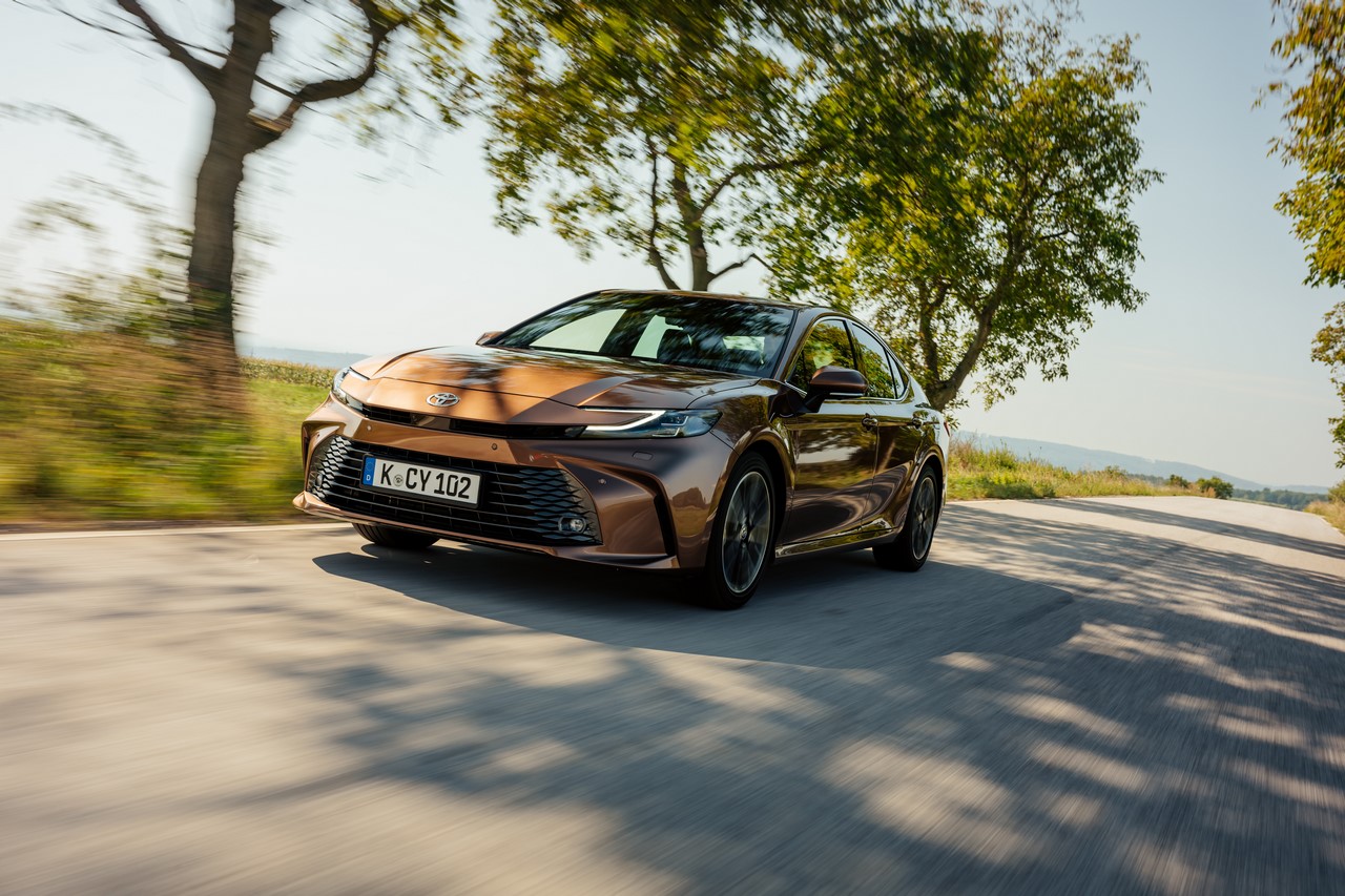 Ponad 2000 zamówień nowej Toyoty Camry. Duża popularność wyższych wersji wyposażenia