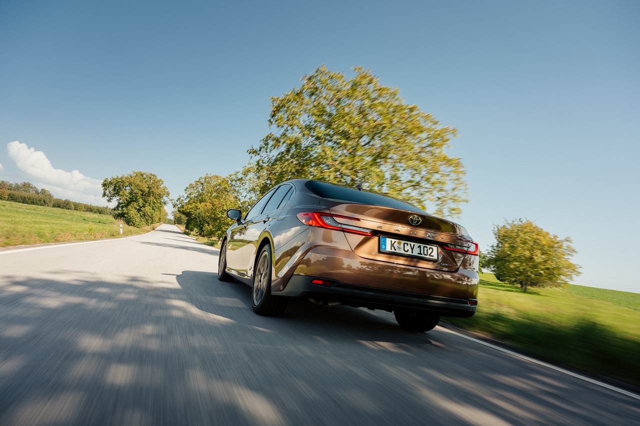 Ponad 2000 zamówień nowej Toyoty Camry. Duża popularność wyższych wersji wyposażenia