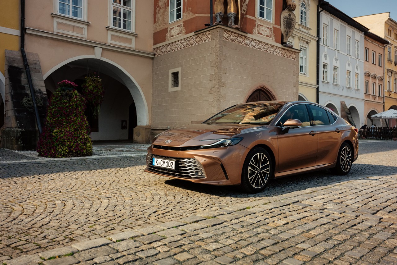 Ponad 2000 zamówień nowej Toyoty Camry. Duża popularność wyższych wersji wyposażenia