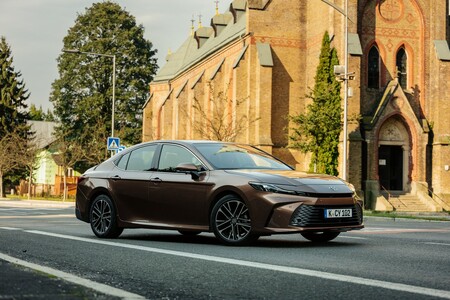 Ponad 2000 zamówień nowej Toyoty Camry. Duża popularność wyższych wersji wyposażenia