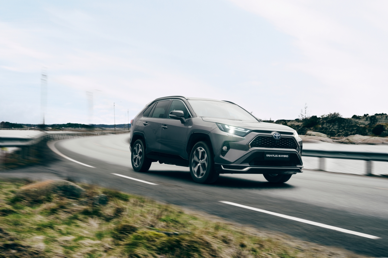 Hybrydy z rekordową sprzedażą w 2024 roku. 82% klientów wybrało Toyoty z tym napędem