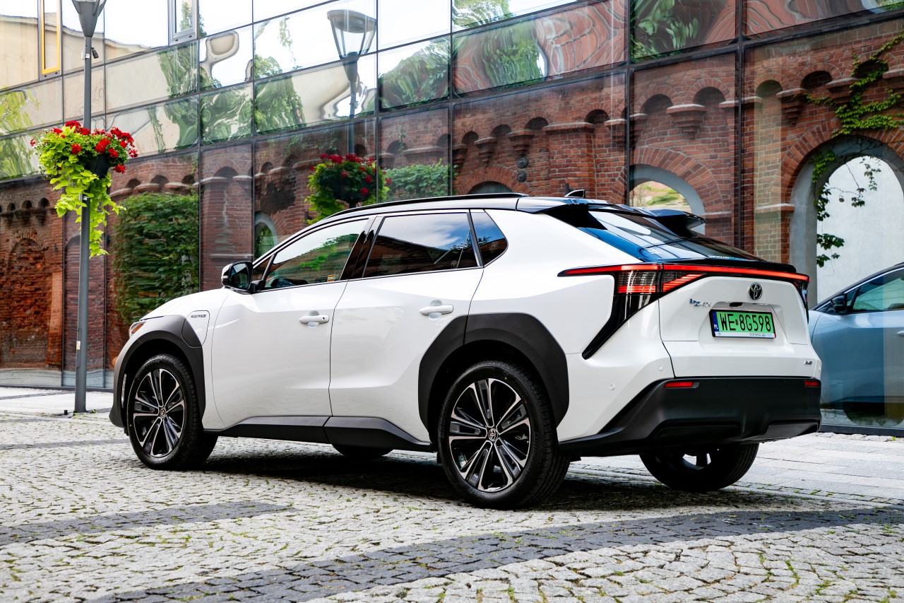 Toyota bZ4X teraz z dopłatą w programie NaszEauto od 128 900 zł