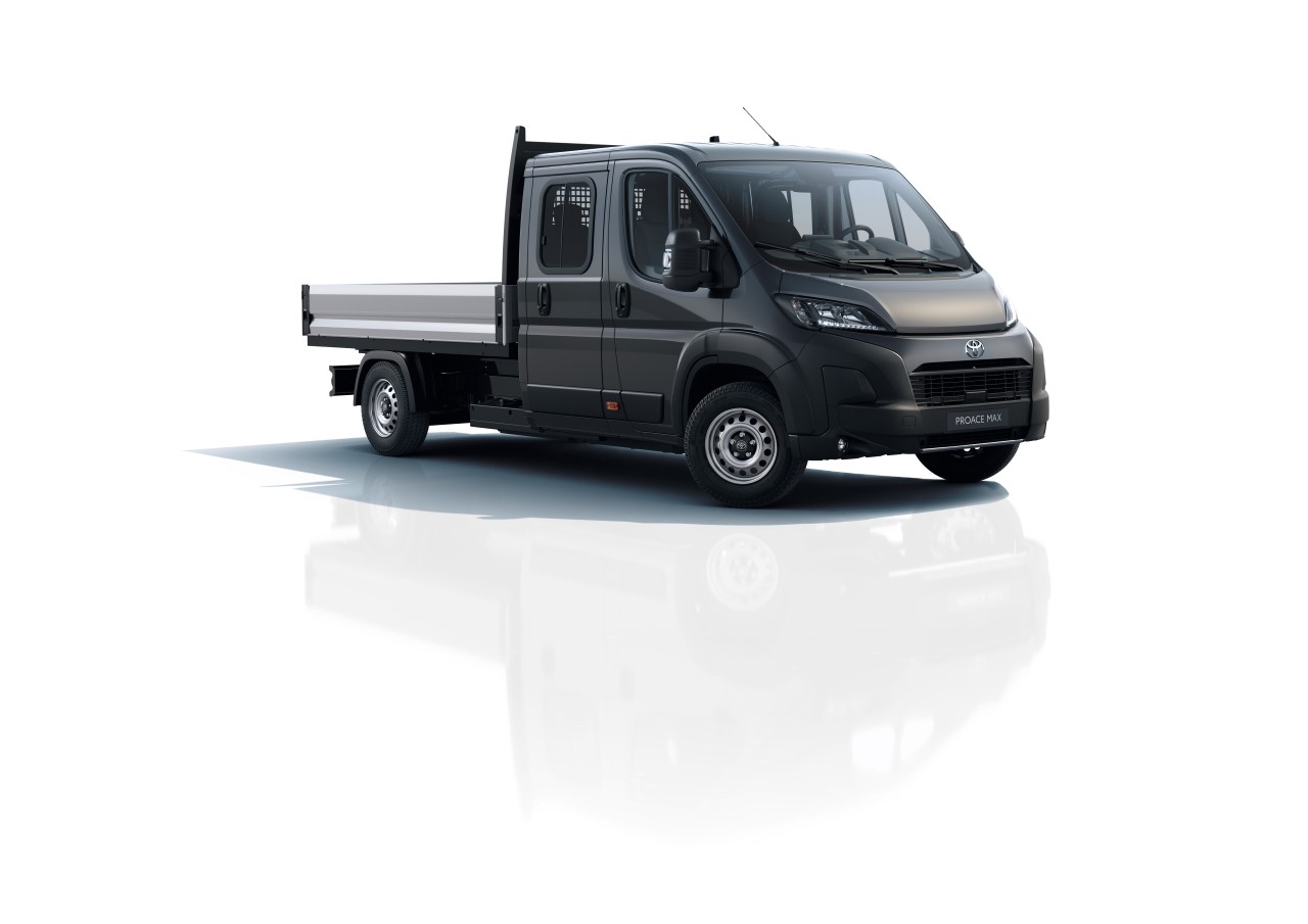 Pierwsi klienci już odbierają Toyoty PROACE MAX z nadwoziami skrzynia oraz wywrotka