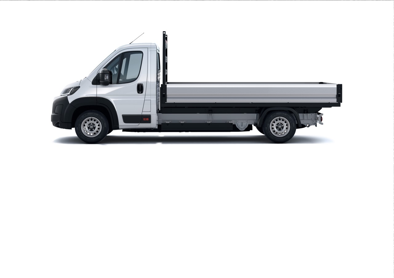 Pierwsi klienci już odbierają Toyoty PROACE MAX z nadwoziami skrzynia oraz wywrotka