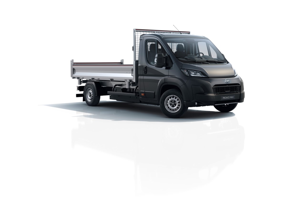 Pierwsi klienci już odbierają Toyoty PROACE MAX z nadwoziami skrzynia oraz wywrotka