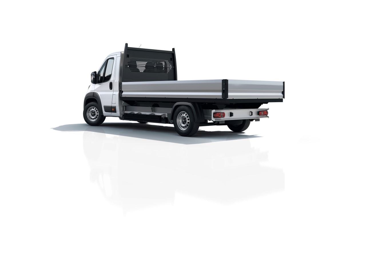 Pierwsi klienci już odbierają Toyoty PROACE MAX z nadwoziami skrzynia oraz wywrotka