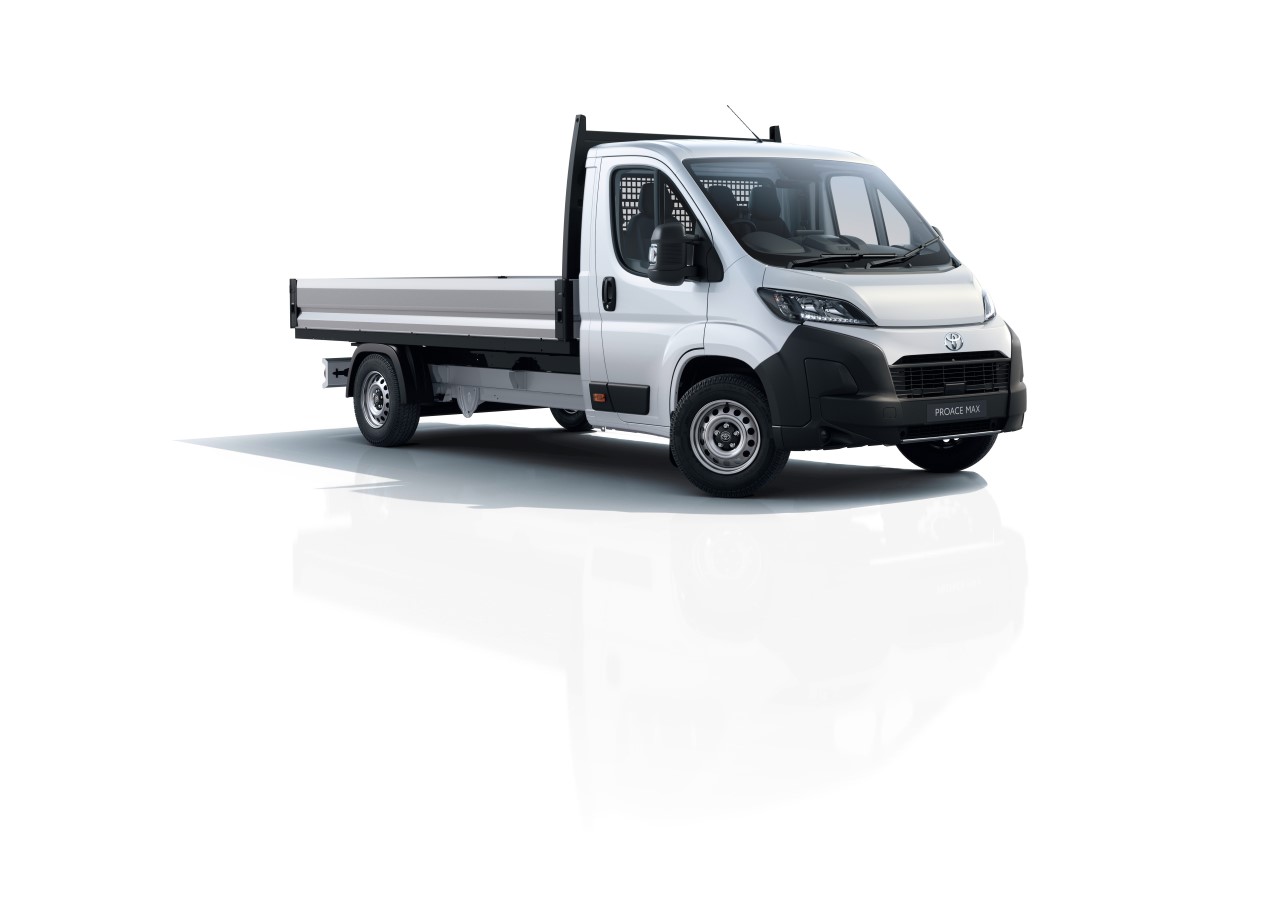 Pierwsi klienci już odbierają Toyoty PROACE MAX z nadwoziami skrzynia oraz wywrotka