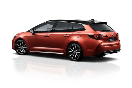 Toyota Corolla zyskuje nowy lakier, wzór felg oraz nową tapicerkę foteli