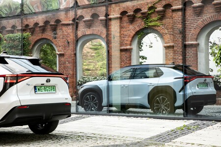 Toyota bZ4X idealnym pierwszym samochodem elektrycznym. Duży i przestronny SUV teraz w cenie mniejszej Corolli hybrydowej