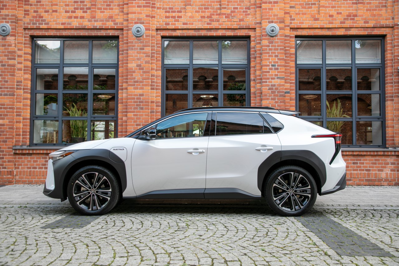 Toyota bZ4X idealnym pierwszym samochodem elektrycznym. Duży i przestronny SUV teraz w cenie mniejszej Corolli hybrydowej