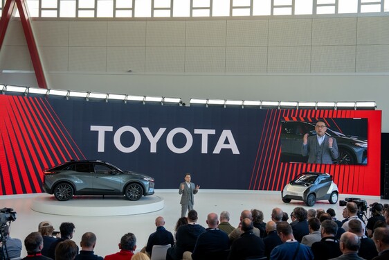 Toyota wzmacnia swoją wielotorową strategię modelową i wprowadza innowacyjne rozwiązania z myślą o klientach
