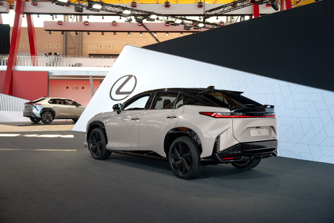 Toyota wzmacnia swoją wielotorową strategię modelową i wprowadza innowacyjne rozwiązania z myślą o klientach