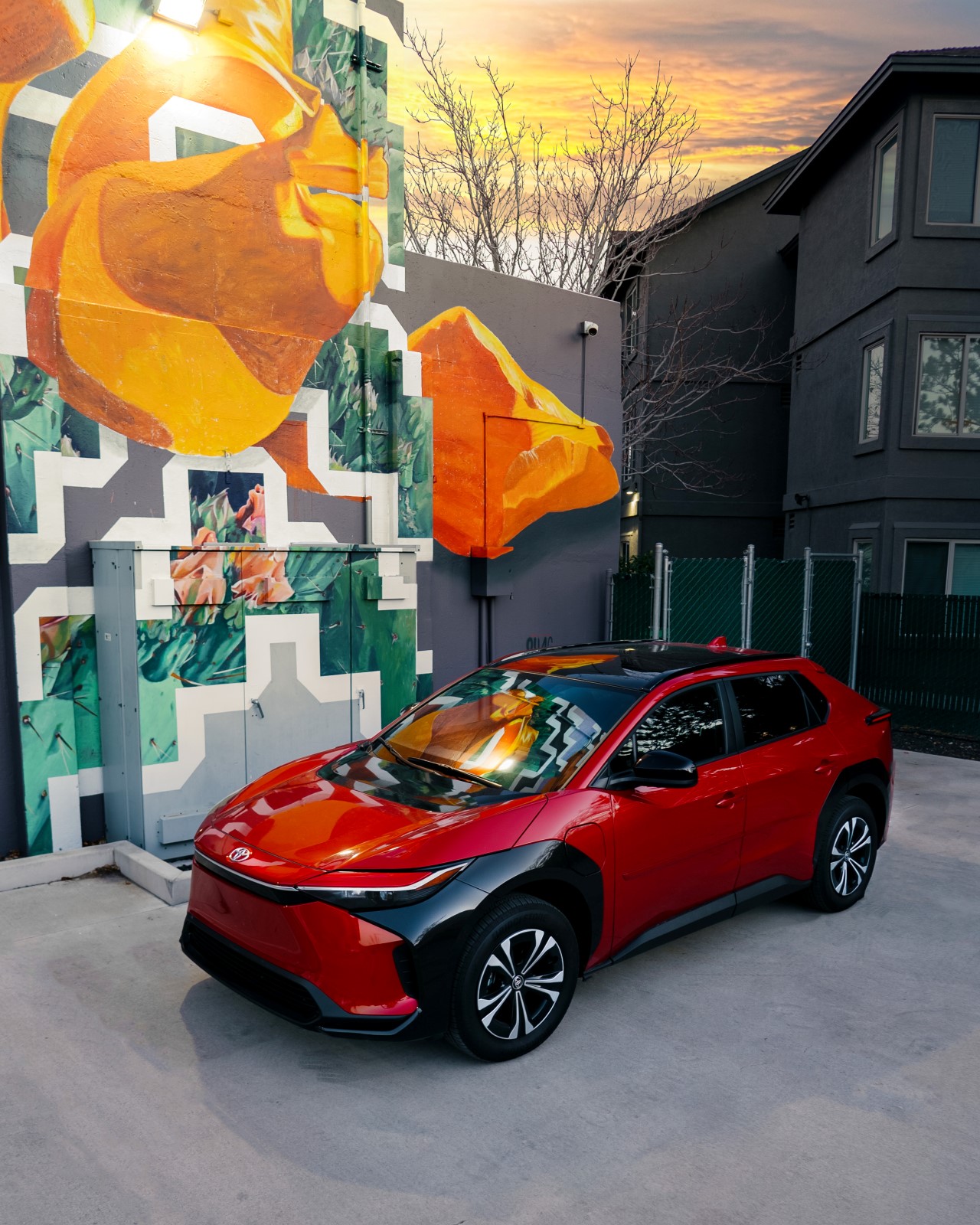 Toyota bZ4X inspiracją dla artystów sztuki ulicznej. Wyjątkowe murale i efektownie pomalowane nadwozia SUV-a