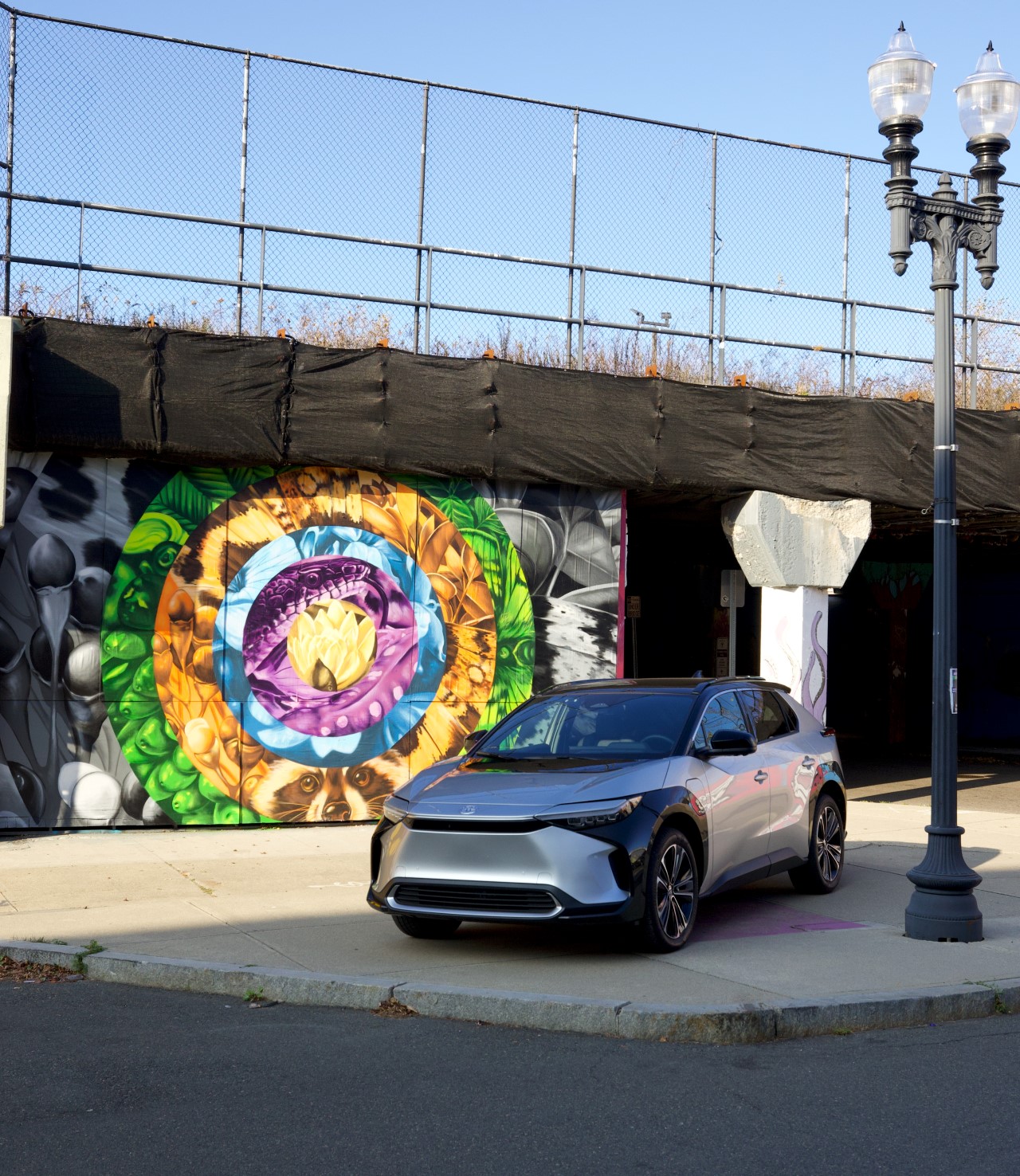 Toyota bZ4X inspiracją dla artystów sztuki ulicznej. Wyjątkowe murale i efektownie pomalowane nadwozia SUV-a