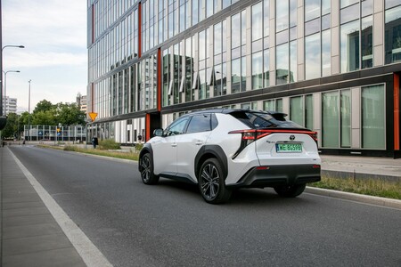 Programy „Wiosna z elektrykiem” i EKO Leasing 100% dla Toyoty bZ4X. Ostatnie auta z 2024 roku produkcji