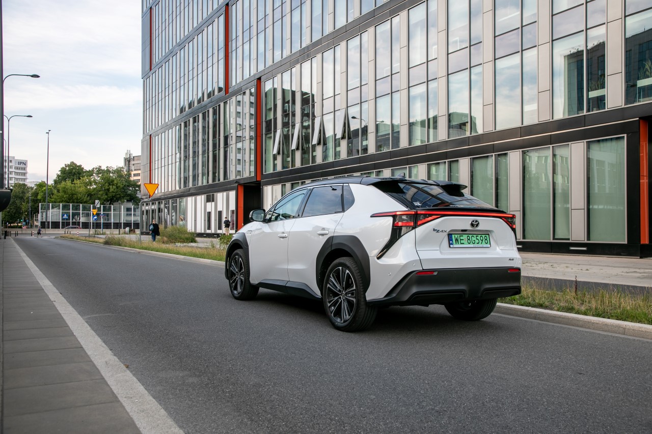 Programy „Wiosna z elektrykiem” i EKO Leasing 100% dla Toyoty bZ4X. Ostatnie auta z 2024 roku produkcji