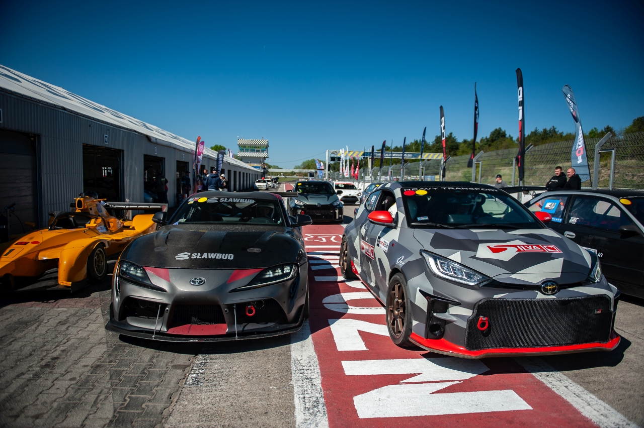 Pojedynek GR Supry i GR Yarisa - podsumowanie 1. rundy TOYOTA GR CUP 2025	