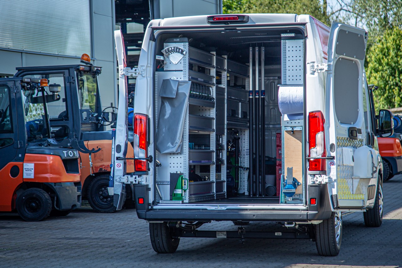 Toyoty PROACE MAX z zabudową serwisową we flocie Toyota Material Handling