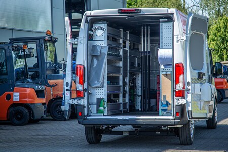 Toyoty PROACE MAX z zabudową serwisową we flocie Toyota Material Handling