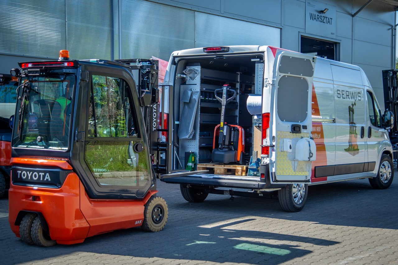 Toyoty PROACE MAX z zabudową serwisową we flocie Toyota Material Handling