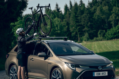Efektowny wygląd, lepsza ochrona i większe możliwości transportowe. Pełna oferta oryginalnych akcesoriów Toyoty dopasowanych do każdego modelu