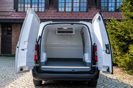 Toyota PROACE CITY z zabudową izotermiczną z atestem PZH. Dobra dostępność aut i szybki termin odbioru