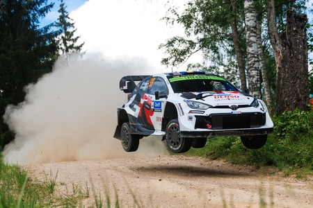Spektakularna wygrana Solberga w Estonii i 100. triumf Toyoty w WRC