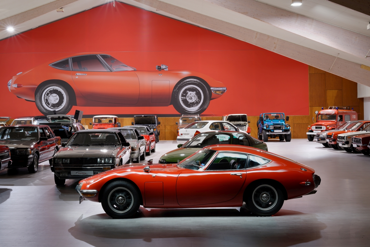 Kultowe Toyoty z filmów i seriali na specjalnej wystawie w muzeum Toyota Collection