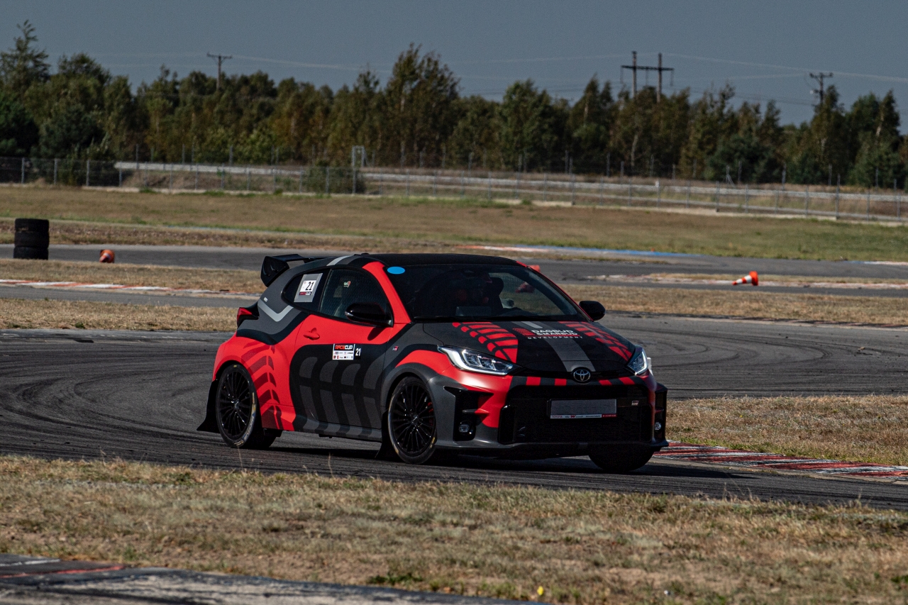 Czas na decydujące wyścigi! TOYOTA GR CUP i GR CUP DIGITAL wchodzą w finałową fazę