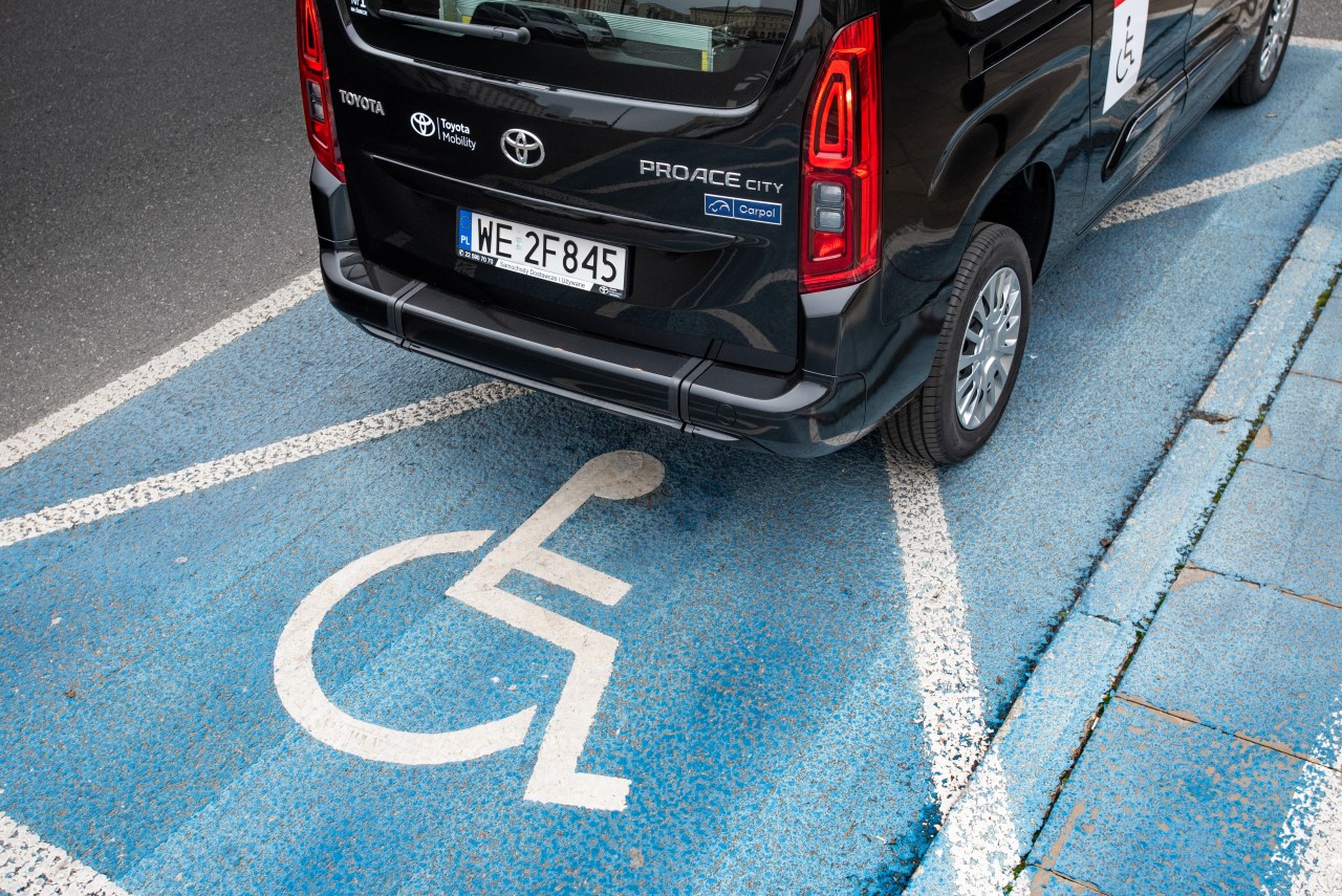 Toyoty z rodziny PROACE z zabudowami dla osób z niepełnosprawnościami dostępne z dofinansowaniem PFRON nawet do 85% wartości auta 