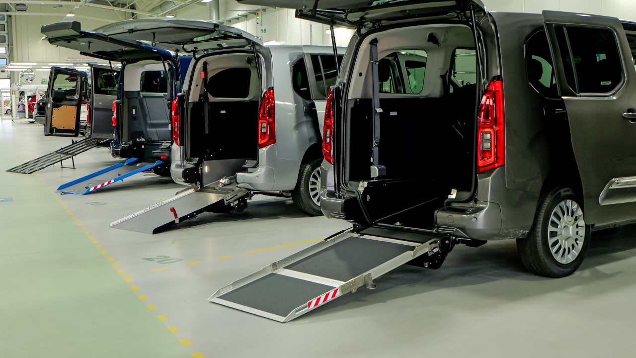 Toyoty z rodziny PROACE z zabudowami dla osób z niepełnosprawnościami dostępne z dofinansowaniem PFRON nawet do 85% wartości auta 