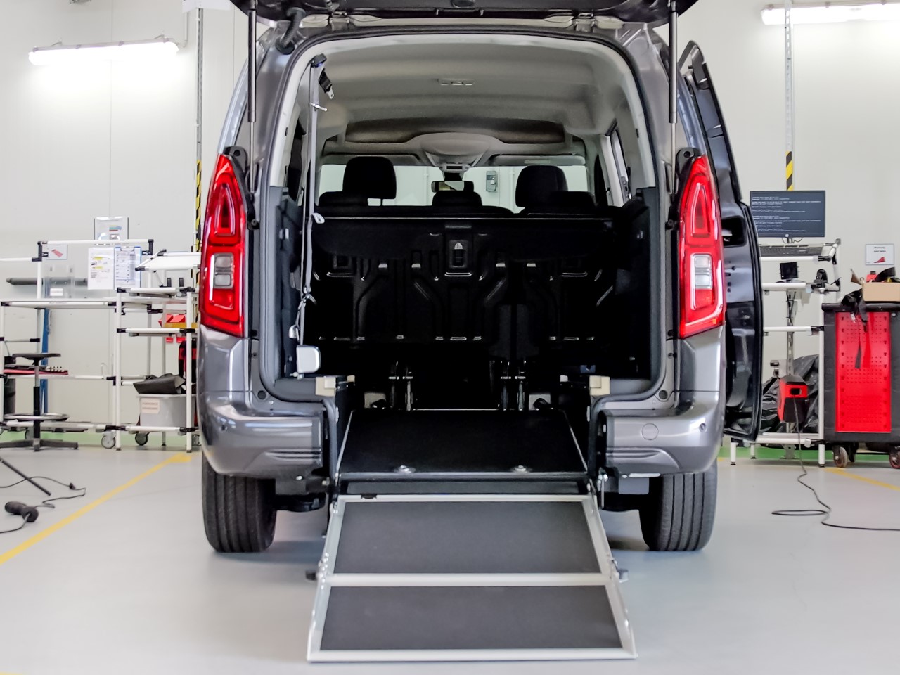 Toyoty z rodziny PROACE z zabudowami dla osób z niepełnosprawnościami dostępne z dofinansowaniem PFRON nawet do 85% wartości auta 