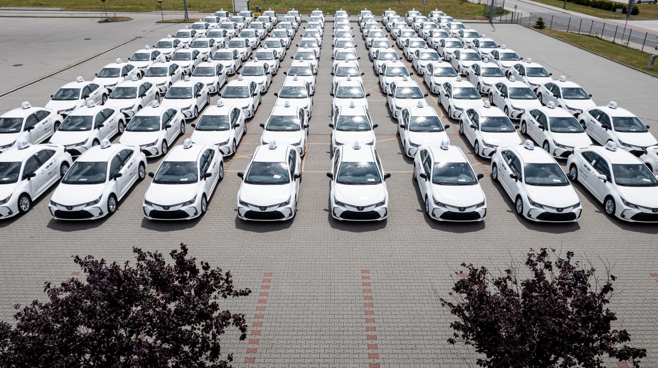 Toyoty Corolle we flocie firmy ERES. Dostarczono 100 hybrydowych sedanów