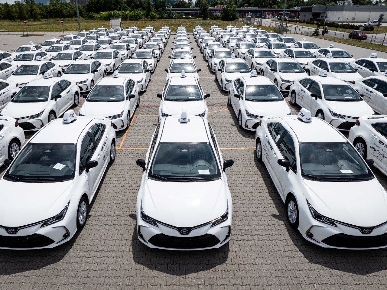 Toyoty Corolle we flocie firmy ERES. Dostarczono 100 hybrydowych sedanów