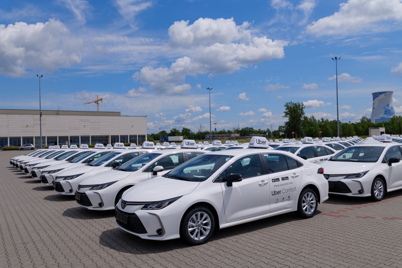 Toyoty Corolle we flocie firmy ERES. Dostarczono 100 hybrydowych sedanów