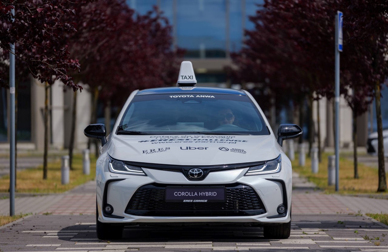 Toyoty Corolle we flocie firmy ERES. Dostarczono 100 hybrydowych sedanów