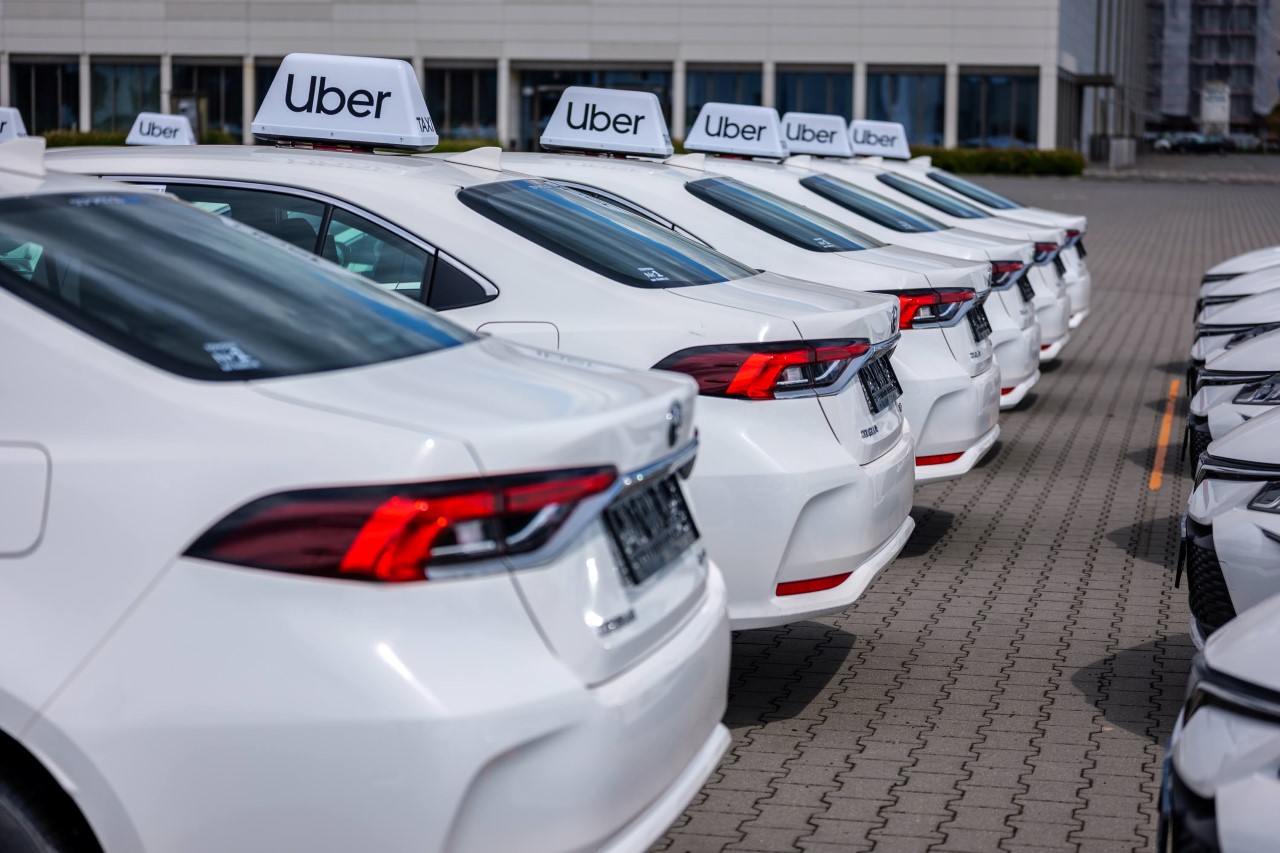 Toyoty Corolle we flocie firmy ERES. Dostarczono 100 hybrydowych sedanów