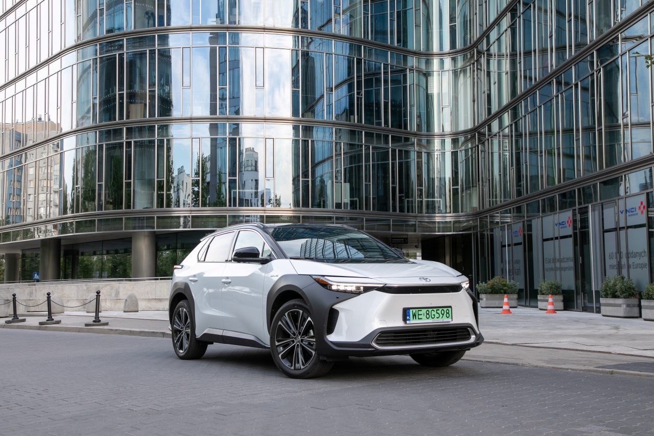 Bogato wyposażona Toyota bZ4X w specjalnej cenie od 184 900