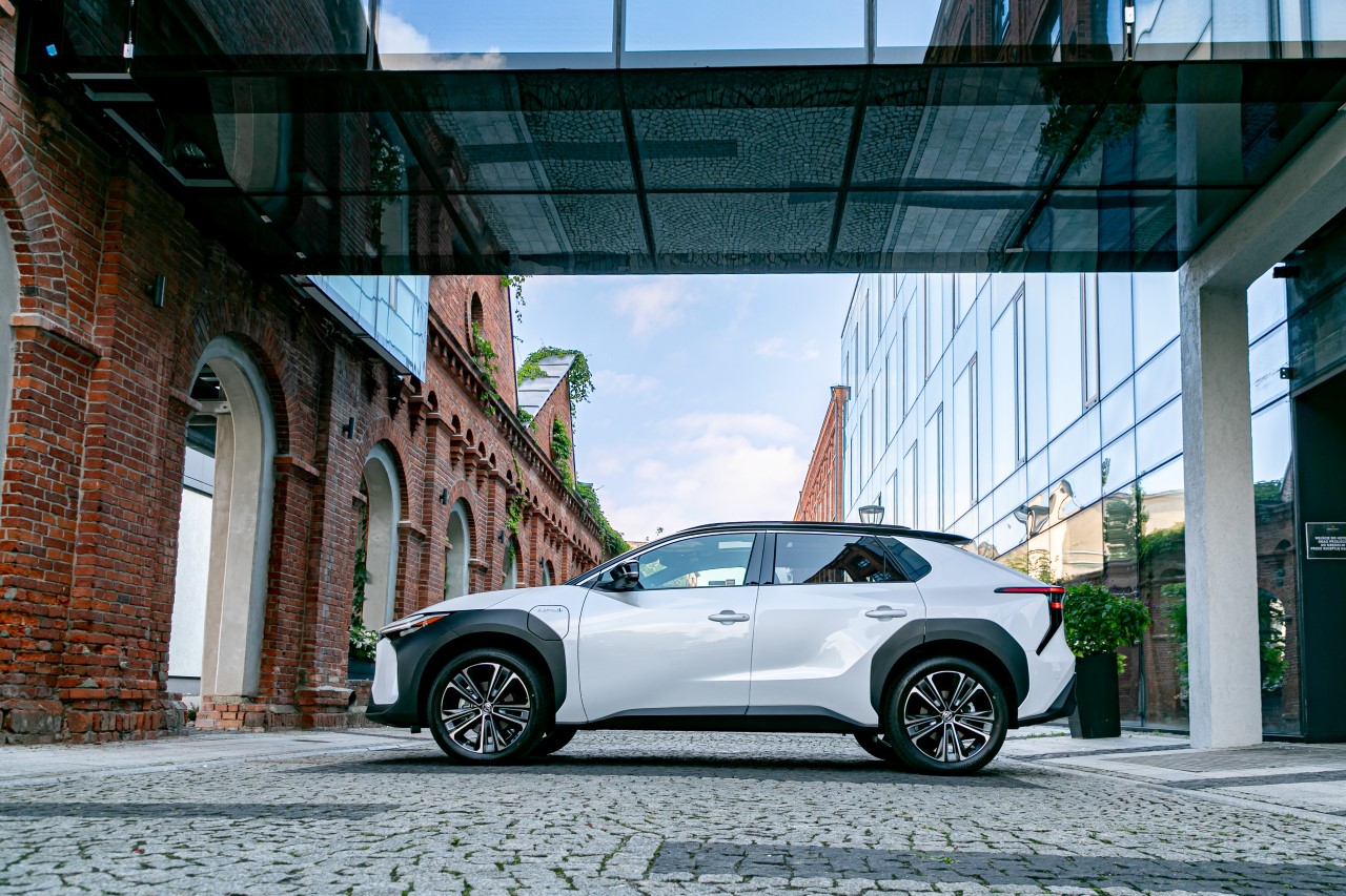 Bogato wyposażona Toyota bZ4X w specjalnej cenie od 184 900