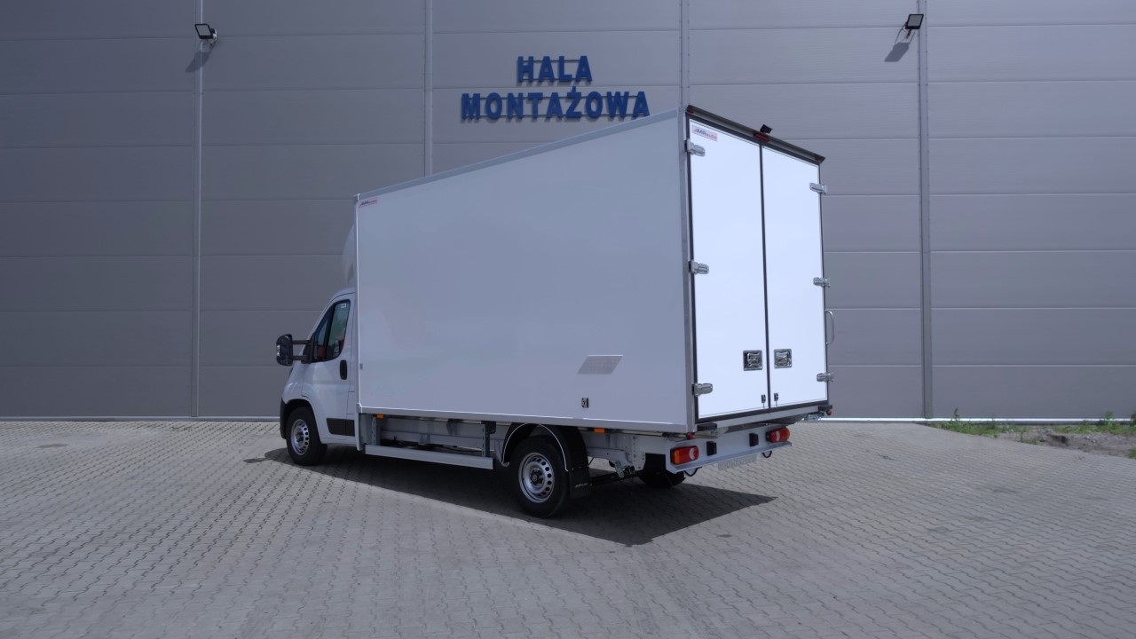 Toyoty PROACE MAX z zabudową typu kontener z trzyletnią gwarancją