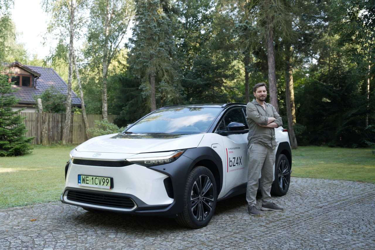 Z Toyota Charging Network po Europie. Arkady Fiedler rusza w podróż elektryczną Toyotą bZ4X